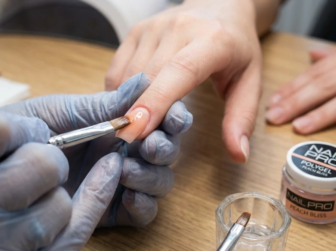 Poligel en uña natural Organic Beauty Salon