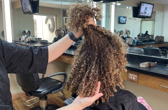 Corte especializado en seco rizos Organic Beauty Salon